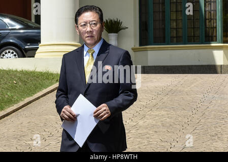 Kuala Lumpur, Malaisie. Feb 20, 2017. L'ambassadeur de la Corée du nord de la Malaisie, Kang Chol répond aux médias le 20 février 2017 à l'ambassade de la Corée du Nord à Kuala Lumpur, Malaisie. Crédit : Chris Jung/ZUMA/Alamy Fil Live News Banque D'Images