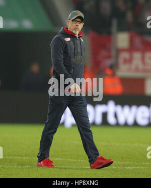 Cologne, Allemagne, le 19 février 2017, journée de Bundesliga, 21 1. FC Cologne - FC Schalke 04 : Manager Peter Stoeger (Koeln) va sur le terrain de jeu. © Juergen Schwarz/Alamy Live News Banque D'Images