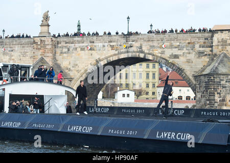 Prague, République tchèque. Feb 20, 2017. Le joueur de tennis suisse Roger Federer, droite, et la République Tchèque Tomas Berdych, la gauche en action lors d'un match d'exhibition sur la Vltava à Prague, République tchèque, le lundi 20 février 2017. Federer est arrivé à Prague pour promouvoir la cuve Cup, un tournoi qui se tiendra à Prague le 29 septembre 2017, 22-24, piqûres six top joueurs européens contre leurs homologues du reste du monde. Le Pont Charles est à l'arrière-plan. Credit : Michal Kamaryt/CTK Photo/Alamy Live News Banque D'Images