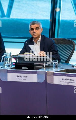 Londres, Royaume-Uni. Feb 20, 2017. Le maire de Londres Sadiq Khan répond aux questions de l'Assemblée de Londres pendant l'heure des questions du maire, a tenu dix fois par année. Crédit : Paul Davey/Alamy Live News Banque D'Images