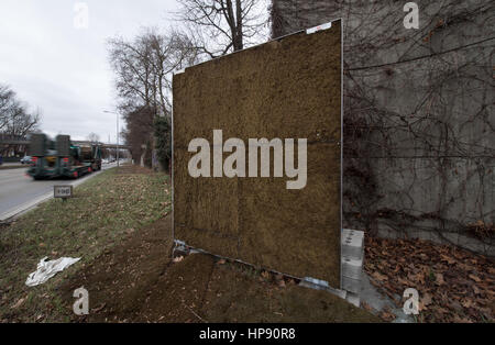 Stuttgart, Allemagne. Feb 20, 2017. Un mur de mousse se tient près d'une rue animée de Stuttgart, Allemagne, 20 février 2017. Après avoir testé la mousse murs la ville de Stuttgart est maintenant l'érection de grands avions contre la poussière. Photo : Marijan Murat/dpa/Alamy Live News Banque D'Images