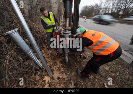 Stuttgart, Allemagne. Feb 20, 2017. Les travailleurs sont le montage d'un mur de près de moss une rue animée de Stuttgart, Allemagne, 20 février 2017. Après avoir testé la mousse murs la ville de Stuttgart est maintenant l'érection de grands avions contre la poussière. Photo : Marijan Murat/dpa/Alamy Live News Banque D'Images