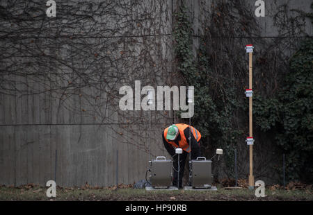 Stuttgart, Allemagne. Feb 20, 2017. Les travailleurs sont le montage d'un mur de près de moss une rue animée de Stuttgart, Allemagne, 20 février 2017. Après avoir testé la mousse murs la ville de Stuttgart est maintenant l'érection de grands avions contre la poussière. Photo : Marijan Murat/dpa/Alamy Live News Banque D'Images