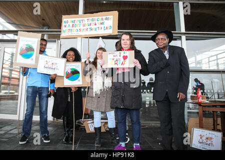 Le Senedd, la baie de Cardiff, Cardiff, Glamorgan du Sud, Royaume-Uni. Feb 20, 2017. Un jour sans nous - Journée nationale d'action. Célébrer la contribution des migrants au Royaume-Uni, pour coïncider avec l'ONU, la Journée mondiale de la justice sociale. En dehors du Senedd dans la baie de Cardiff. Crédit : Andrew Lewis/Alamy Live News Banque D'Images