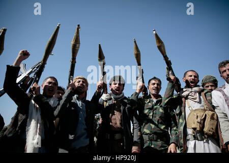 17 janvier 2017 - La lutte contre les combattants rebelles Houthi à Sana'a contre les forces de la coalition Crédit : Maad Ali/ImagesLive/ZUMA/Alamy Fil Live News Banque D'Images