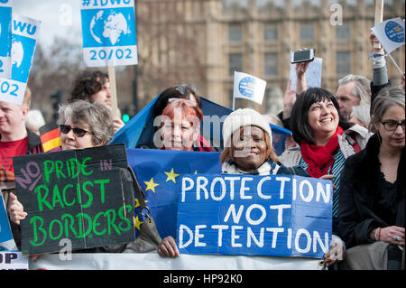 Londres, Royaume-Uni. Feb 20, 2017. Les personnes portant des drapeaux de nombreux pays se réunissent à la place du Parlement de prendre part à un drapeau "mob", un jour de l'unité dans l'appui des migrants dans le monde, organisée par un jour sans nous. Crédit : Stephen Chung/Alamy Live News Banque D'Images