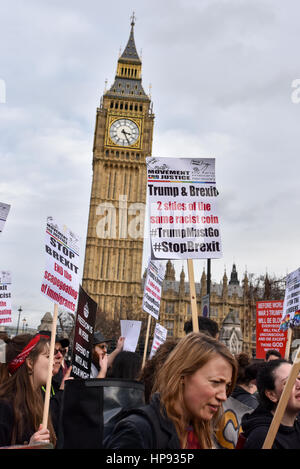 Londres, Royaume-Uni. Feb 20, 2017. Dans le cadre d'une journée sans nous, démonstrations, les étudiants arrivent à la place du Parlement pour protester contre l'atout de Donald et Brexit. Des manifestations ont eu lieu dans tout le pays pour soutenir les migrants et s'opposer à l'interdiction de l'immigration d'Atout. Credit : Jacob/Sacks-Jones Alamy Live News. Banque D'Images