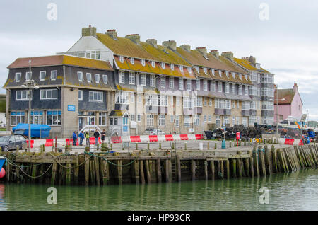 West Bay, Dorset, UK. Feb 20, 2017. Le travail commence à West Bay Harbour dans le Dorset pour réparer et renforcer le port historique murs qui sont devenus faibles et sur le point de s'effondrer. West Bay est devenu célèbre pour son rouleau avec de la célèbre série ITV Broadchurch, qui est due à être diffusés à la télévision de nouveau le lundi 28 février 2017. Crédit photo : Graham Hunt/Alamy Live News Banque D'Images