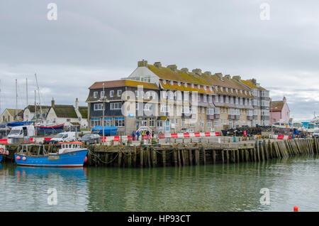 West Bay, Dorset, UK. Feb 20, 2017. Le travail commence à West Bay Harbour dans le Dorset pour réparer et renforcer le port historique murs qui sont devenus faibles et sur le point de s'effondrer. West Bay est devenu célèbre pour son rouleau avec de la célèbre série ITV Broadchurch, qui est due à être diffusés à la télévision de nouveau le lundi 28 février 2017. Crédit photo : Graham Hunt/Alamy Live News Banque D'Images