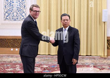 Beijing, Chine. Feb 20, 2017. Zhao Leji (R), un membre du Bureau politique du Parti communiste chinois (PCC) Comité Central et chef du Comité central du PCC Département Organisation, rencontre avec une délégation du Parti du Centre finlandais dirigé par l'ancien Premier ministre finlandais Matti Vanhanen, à Beijing, capitale de la Chine, 20 février, 2017. Credit : Zhang Duo/Xinhua/Alamy Live News Banque D'Images