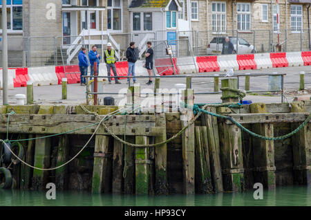 West Bay, Dorset, UK. Feb 20, 2017. Le travail commence à West Bay Harbour dans le Dorset pour réparer et renforcer le port historique murs qui sont devenus faibles et sur le point de s'effondrer. West Bay est devenu célèbre pour son rouleau avec de la célèbre série ITV Broadchurch, qui est due à être diffusés à la télévision de nouveau le lundi 28 février 2017. Crédit photo : Graham Hunt/Alamy Live News Banque D'Images