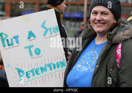 Manchester, UK. 20 février 2017. Une femme se leva avec un signe qui se lit "mettre un terme à la détention", les jardins de Piccadilly, Manchester, 20 février 2017 (C)Barbara Cook/Alamy Live News Banque D'Images