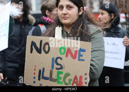 Manchester, UK. 20 Février, 2017. Une femme tenant une pancarte qui dit "Personne n'est illégal", les jardins de Piccadilly, Manchester, 20 février 2017 (C)Barbara Cook/Alamy Live News Banque D'Images