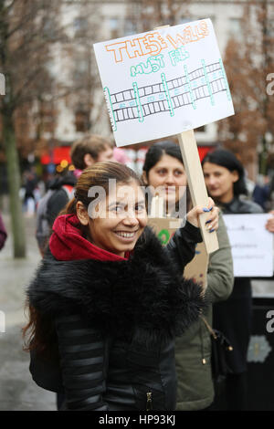 Manchester, UK. 20 Février, 2017. Une femme est titulaire d'un signe qui se lit 'ces murs doivent tomber', les jardins de Piccadilly, Manchester, 20 février 2017 (C)Barbara Cook/Alamy Live News Banque D'Images