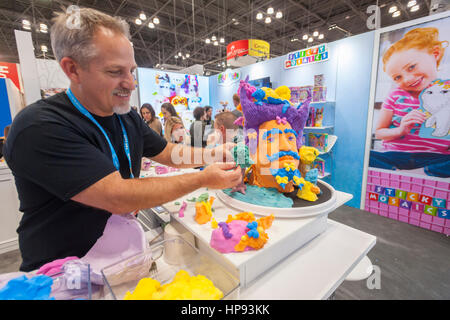 New York, USA. Feb 19, 2017. Maître sculpteur Jon Neill réalise des sculptures à l'aide de l'Orb à Morph stand dans la 114e Foire internationale du jouet de l'Amérique du Nord dans le Jacob Javits Convention Center de New York le dimanche 19 février, 2017. Les quatre jours trade show avec plus de 1 000 exposants relie les acheteurs et les vendeurs et attire des dizaines de milliers de participants. L'industrie du jouet génère plus de 26 milliards de dollars aux États-Unis seulement et Toy Fair est le plus grand salon du jouet de l'hémisphère occidental. ( © Richard B. Levine) Crédit : Richard Levine/Alamy Live News Banque D'Images