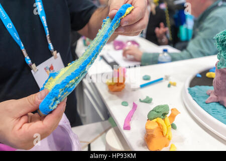 New York, USA. Feb 19, 2017. Maître sculpteur Jon Neill réalise des sculptures à l'aide de l'Orb à Morph stand dans la 114e Foire internationale du jouet de l'Amérique du Nord dans le Jacob Javits Convention Center de New York le dimanche 19 février, 2017. Les quatre jours trade show avec plus de 1 000 exposants relie les acheteurs et les vendeurs et attire des dizaines de milliers de participants. L'industrie du jouet génère plus de 26 milliards de dollars aux États-Unis seulement et Toy Fair est le plus grand salon du jouet de l'hémisphère occidental. ( © Richard B. Levine) Crédit : Richard Levine/Alamy Live News Banque D'Images