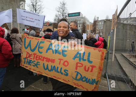 Manchester, UK. 20 Février, 2017. Un homme tenant une pancarte qui dit "Nous sommes tous déterminés à mettre ces murs", les jardins de Piccadilly, Manchester, 20 février 2017 (C)Barbara Cook/Alamy Live News Banque D'Images