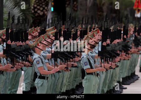 Malaga, Espagne. 20 Février, 2017. Le Premier Ministre espagnol, Mariano Rajoy (R), et le président français, FranÂ§ois Hollande (2R), inspecter les troupes de la Légion espagnole à leur arrivée au 25 Spain-France sommet bilatéral à Malaga, dans le sud-est de l'Espagne, le 20 février 2017. Rajoy et Hollande chef les délégations qui ont pris part au sommet d'une journée, qui mettra l'accent sur le 'Royaume-Uni' brexit, la montée rapide du populisme et de l'incertitude sur l'avenir des relations entre l'Union européenne et le président du gouvernement de Donald Trump. Credit : ZUMA Press, Inc./Alamy Live News Banque D'Images