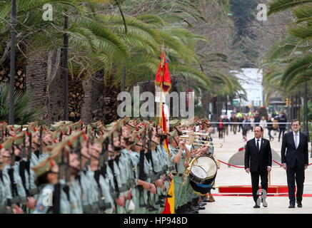 Malaga, Espagne. 20 Février, 2017. Le Premier Ministre espagnol, Mariano Rajoy (R), et le président français, FranÂ§ois Hollande (2R), inspecter les troupes de la Légion espagnole à leur arrivée au 25 Spain-France sommet bilatéral à Malaga, dans le sud-est de l'Espagne, le 20 février 2017. Rajoy et Hollande chef les délégations qui ont pris part au sommet d'une journée, qui mettra l'accent sur le 'Royaume-Uni' brexit, la montée rapide du populisme et de l'incertitude sur l'avenir des relations entre l'Union européenne et le président du gouvernement de Donald Trump. Credit : ZUMA Press, Inc./Alamy Live News Banque D'Images