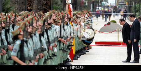 Malaga, Espagne. 20 Février, 2017. Le Premier Ministre espagnol, Mariano Rajoy (R), et le président français, FranÂ§ois Hollande (2R), inspecter les troupes de la Légion espagnole à leur arrivée au 25 Spain-France sommet bilatéral à Malaga, dans le sud-est de l'Espagne, le 20 février 2017. Rajoy et Hollande chef les délégations qui ont pris part au sommet d'une journée, qui mettra l'accent sur le 'Royaume-Uni' brexit, la montée rapide du populisme et de l'incertitude sur l'avenir des relations entre l'Union européenne et le président du gouvernement de Donald Trump. Credit : ZUMA Press, Inc./Alamy Live News Banque D'Images