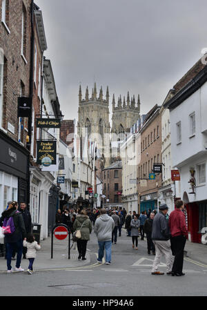 Low Petergate en regardant vers la cathédrale de York, North Yorkshire, UK. Banque D'Images