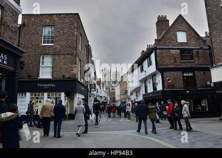 Low Petergate en regardant vers la cathédrale de York, North Yorkshire, UK. Banque D'Images