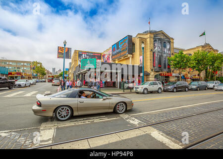 San Francisco, California, United States - Août 14, 2016 : voiture sport sur Jefferson rd Mason. Au cours de la voitures de vitesse dimanche carnaval de rue. Nord tra Banque D'Images