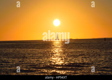 Voiliers en face d'un merveilleux coucher de soleil de Key West. Prises de Malory Square Banque D'Images