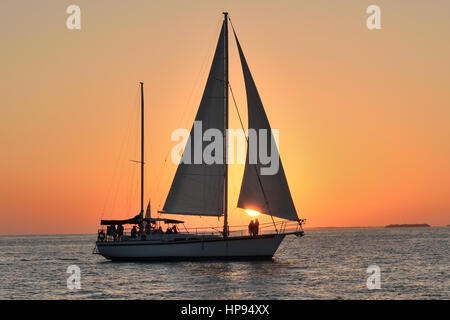 Voiliers en face d'un merveilleux coucher de soleil de Key West. Prises de Malory Square Banque D'Images