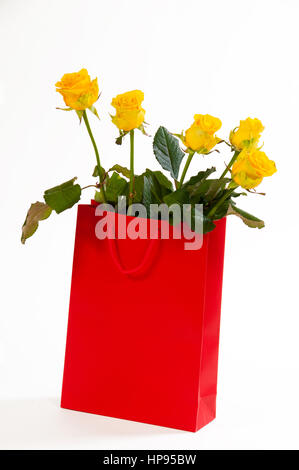 Bouquet de roses jaunes en bag isolated on white Banque D'Images