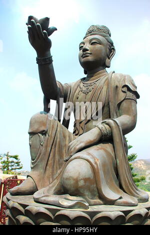 L'un des six Puja Bodhisattva statue à pied de Tian Tan Buddha géant monastère Po Lin, Ngong Ping, Lantau Island, Hong Kong, Chine Banque D'Images