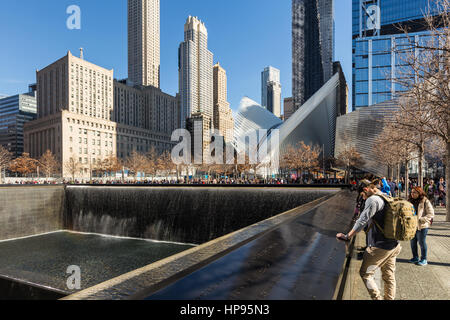 La piscine du nord du Mémorial National du 11 septembre, avec l'Oculus World Trade Center Transportation Hub à l'arrière-plan dans la ville de New York. Banque D'Images