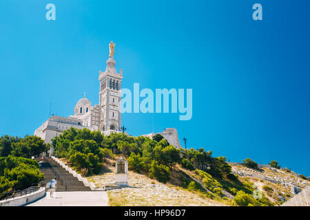 Basilique catholique de Notre Dame de la Garde Notre Dame De La Garde à la colline à Marseille, France. Beau ciel d'été. Banque D'Images