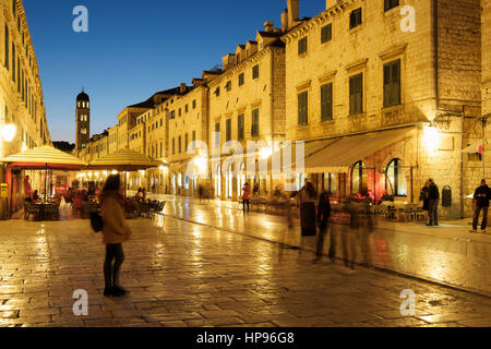 Dîner en plein air sur le Stradum (Placa), début de soirée, la vieille ville de Dubrovnik, Croatie, Banque D'Images