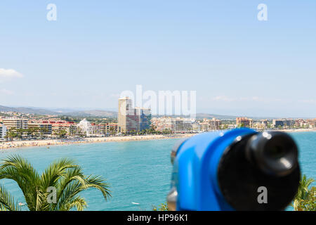 Télescope à monnayeur bleu de Panoramic Tropical ville et vue sur l'Océan Banque D'Images