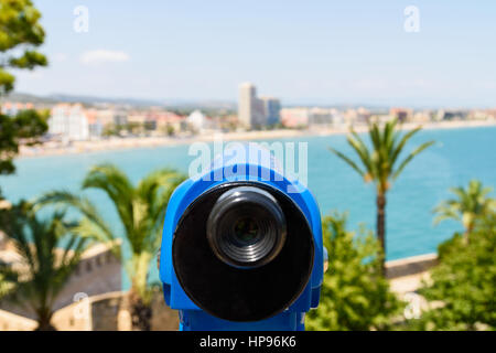 Télescope à monnayeur bleu de Panoramic Tropical ville et vue sur l'Océan Banque D'Images