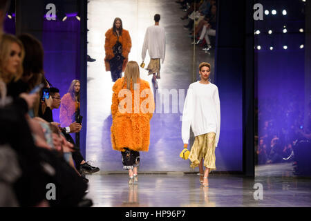 Modèles sur le podium lors de l'Unique Topshop Automne/Hiver 2017 London Fashion Week show à la Tate Modern de Londres. ASSOCIATION DE PRESSE Photo. Photo Date : Dimanche, 19 février 2017. Crédit photo doit se lire : Matt Crossick/PA Wire. Banque D'Images