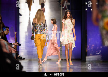 Modèles sur le podium lors de l'Unique Topshop Automne/Hiver 2017 London Fashion Week show à la Tate Modern de Londres. ASSOCIATION DE PRESSE Photo. Photo Date : Dimanche, 19 février 2017. Crédit photo doit se lire : Matt Crossick/PA Wire. Banque D'Images