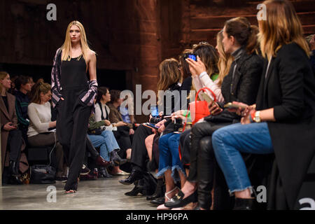 Modèles sur le podium lors de l'Unique Topshop Automne/Hiver 2017 London Fashion Week show à la Tate Modern de Londres. ASSOCIATION DE PRESSE Photo. Photo Date : Dimanche, 19 février 2017. Crédit photo doit se lire : Matt Crossick/PA Wire. Banque D'Images