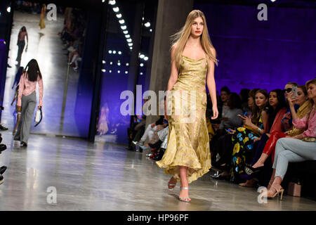 Modèles sur le podium lors de l'Unique Topshop Automne/Hiver 2017 London Fashion Week show à la Tate Modern de Londres. ASSOCIATION DE PRESSE Photo. Photo Date : Dimanche, 19 février 2017. Crédit photo doit se lire : Matt Crossick/PA Wire. Banque D'Images