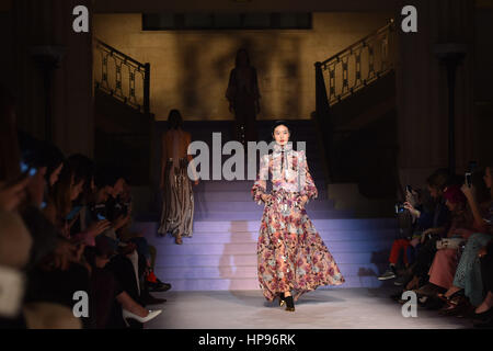 Modèles sur le podium au cours de l'automne/hiver 2017 Temperley London Fashion Week show à Voyage Hall, Londres. ASSOCIATION DE PRESSE Photo. Photo Date : Dimanche, 19 février 2017. Crédit photo doit se lire : Matt Crossick/PA Wire. Banque D'Images