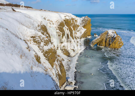 En hiver, les falaises de l'île de Sakhaline, en Russie Banque D'Images