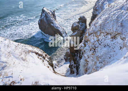 En hiver, les falaises de l'île de Sakhaline, en Russie Banque D'Images