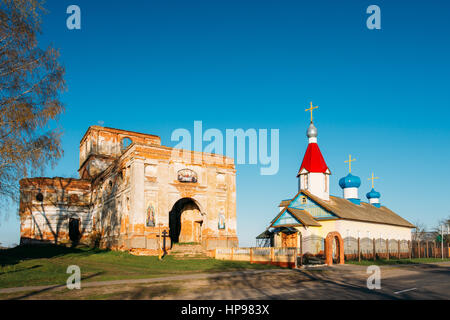 Les murs en brique rouge de la vieille église orthodoxe en ruine du Village de Saint-Nicolas, Dobrush Lenino District, région de Gomel, Bélarus Banque D'Images