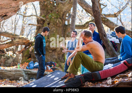 Bouldering atmosphère en bois magique, Suisse Banque D'Images