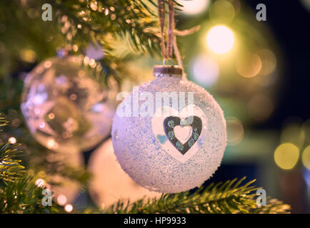 Boule de Noël fait main avec coeur Banque D'Images