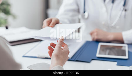 Femme médecin rencontre avec un patient dans le bureau, elle donne une ordonnance pour la femme, santé et médecine concept Banque D'Images