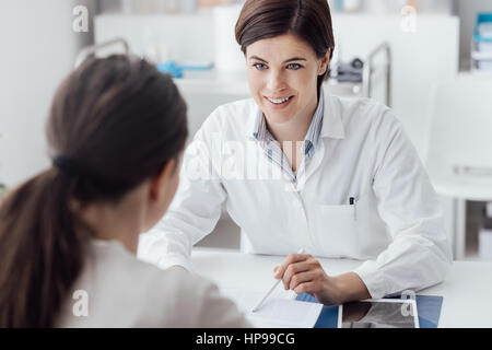 Femme médecin de donner une consultation à un patient et d'expliquer des informations médicales et de diagnostic Banque D'Images