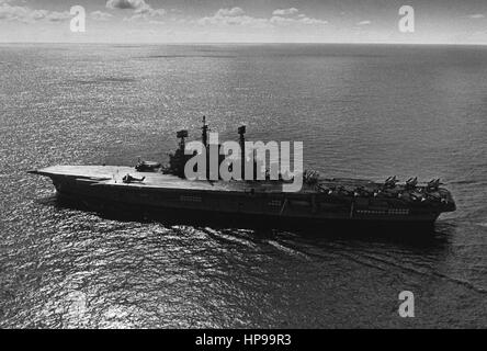 AJAXNETPHOTO. 1972. Manche. Transporteur - EXERCICE - HMS Ark Royal dans le cadre de l'exercice. PHOTO:JONATHAN EASTLAND/AJAX. REF:52001 3 70. Banque D'Images