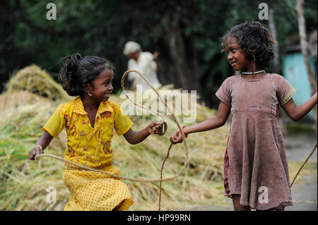 L'INDE, l'Orissa d'Odisha, Raygada Malligoan, village tribal tribu Dongria Kondh, les enfants n'rope jumping / Indien de l'Orissa, d'Odisha, Malligoan Raygada Dorf, Ureinwohner Dongria Kondh, Kinder beim Seil springen Banque D'Images